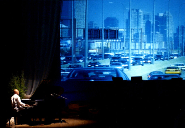 Mtro. Fausto Bongelli Tocando el Piano en el Espectaculo. Teatro dell'Aquila Fermo Italia